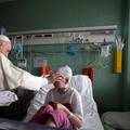Papa Franjo posjetio ukrajinsku djecu izbjeglice u bolnici u Rimu