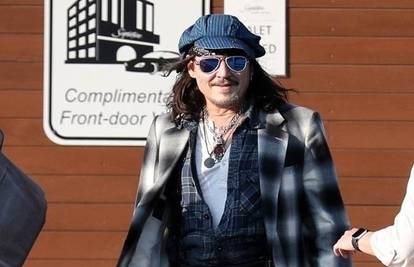 Depp prvi put u javnosti nakon što su ga pronašli bez svijesti: Na licu osmijeh, a hodao uz štap