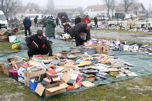 Koprivnica: Zimski uvjeti smanjili broj prodavača na koprivničkom buvljaku