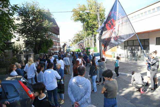 Student štrajka glađu već sedmi dan u pritvoru, građani se okupili ispred Centralnog zatvora u Beogradu gdje je priveden