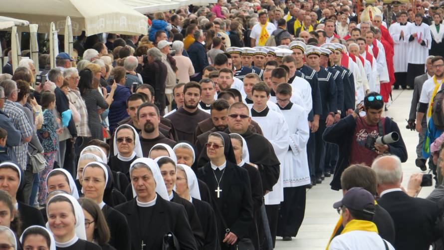 Kerum kao Papa pratio misu s prozora, stigao je i Plenković