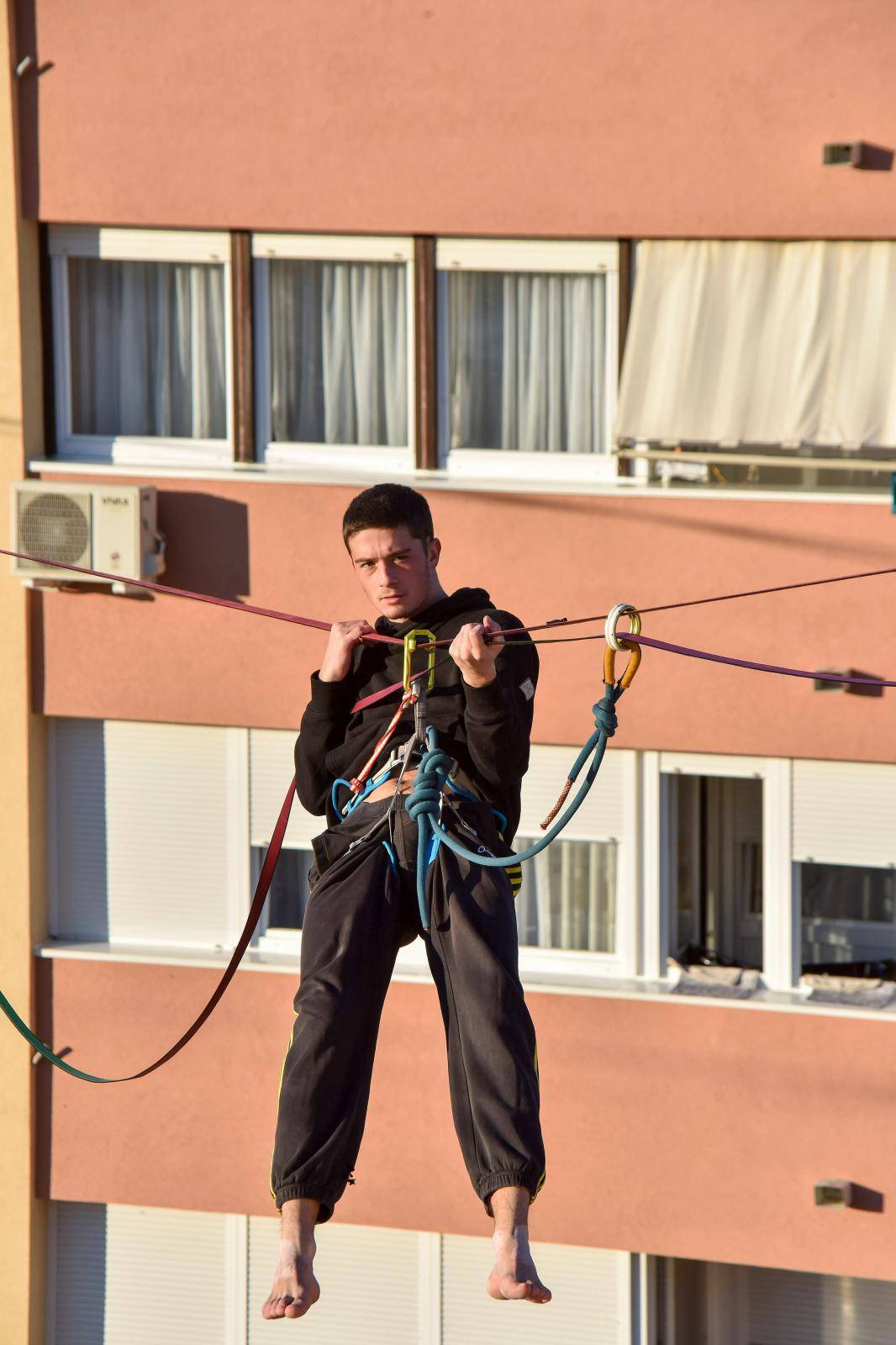 Pula: "Nebeski" hodači" na trakama postavljenim na visini između mebodera