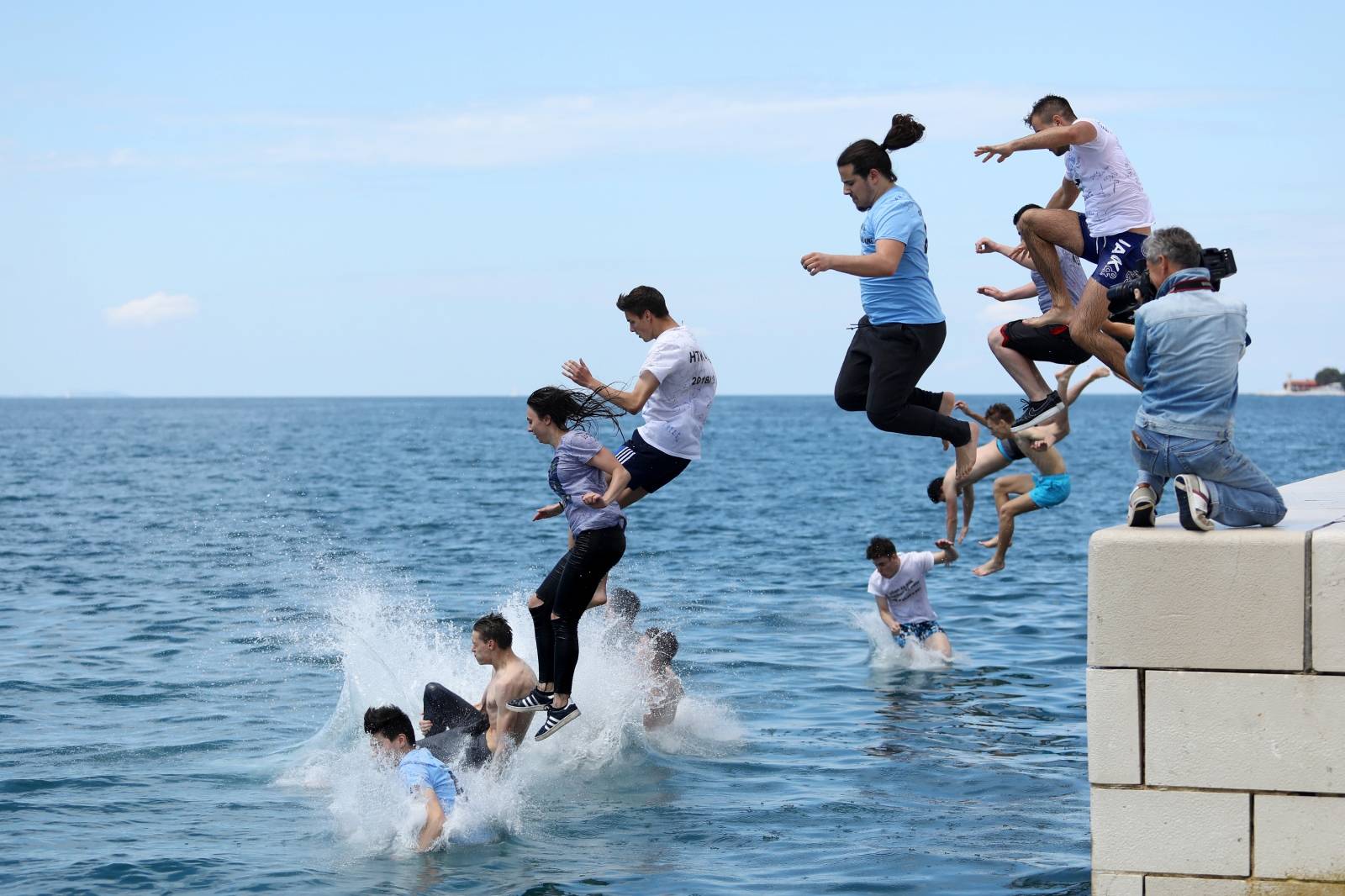 Zadar: Maturanti zavrÅ¡etak srednjoÅ¡kolskog obrazovanja proslavili skokom u more