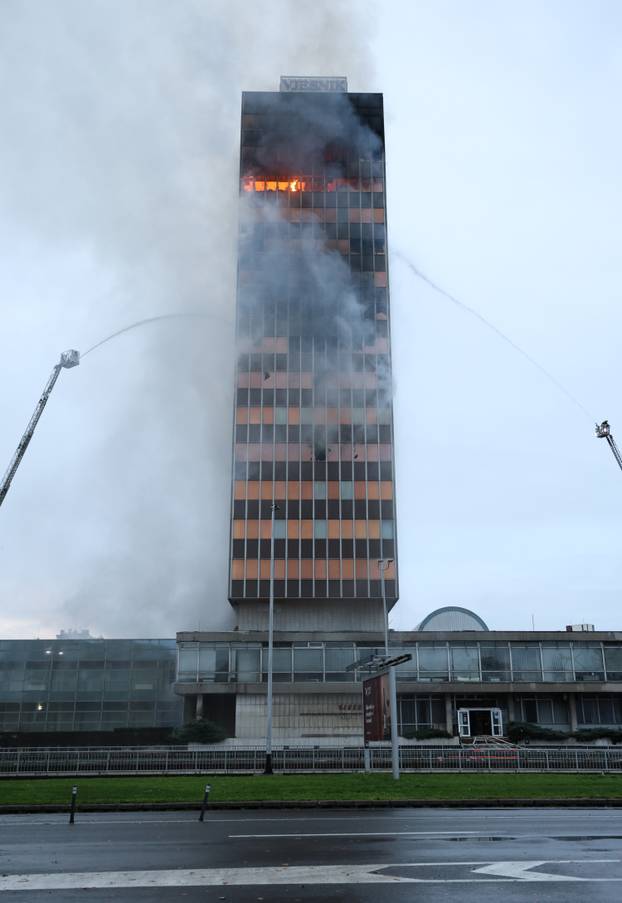 Zagreb: Nastavlja se gašenje Vjesnikovog nebodera, teška noć iza vatrogasaca