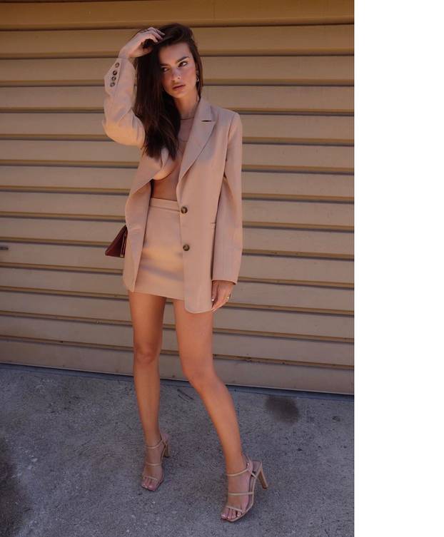 FOTO Emily Ratajkowski pozira u čipkastom prozirnom grudnjaku: Pokazala i previše?