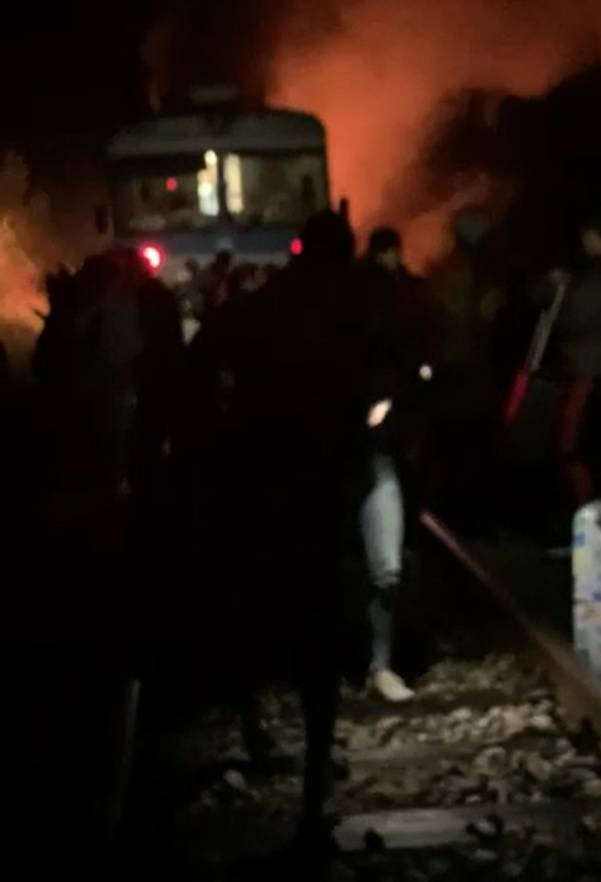 VIDEO Kod Našica gorio vlak: 'Sve je bilo puno dima. Vatra se proširila. Izašli smo na vrijeme'