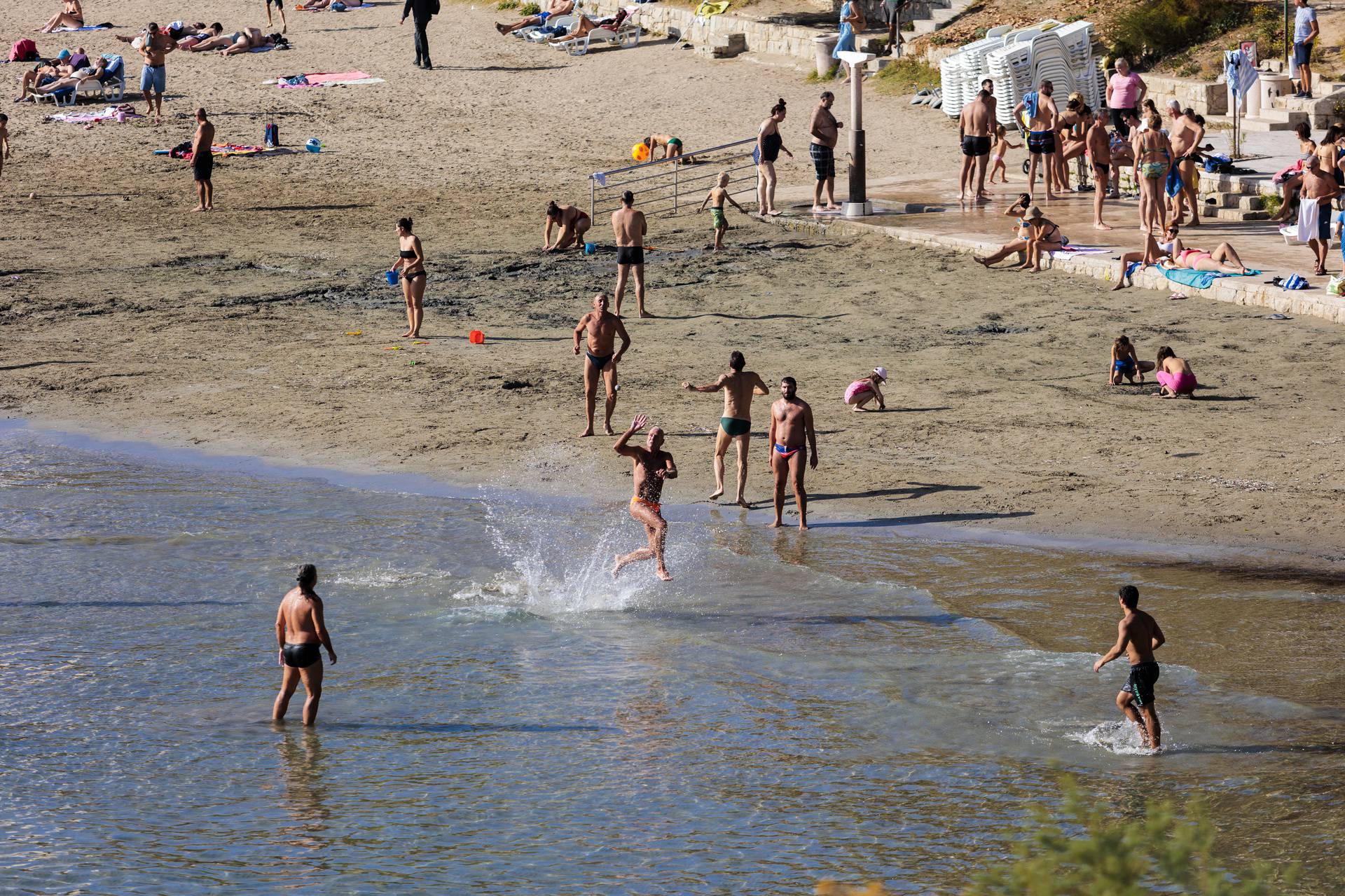 Splićani iskoristili iznadprosječno toplo vrijeme za kupanje na Bačvicama