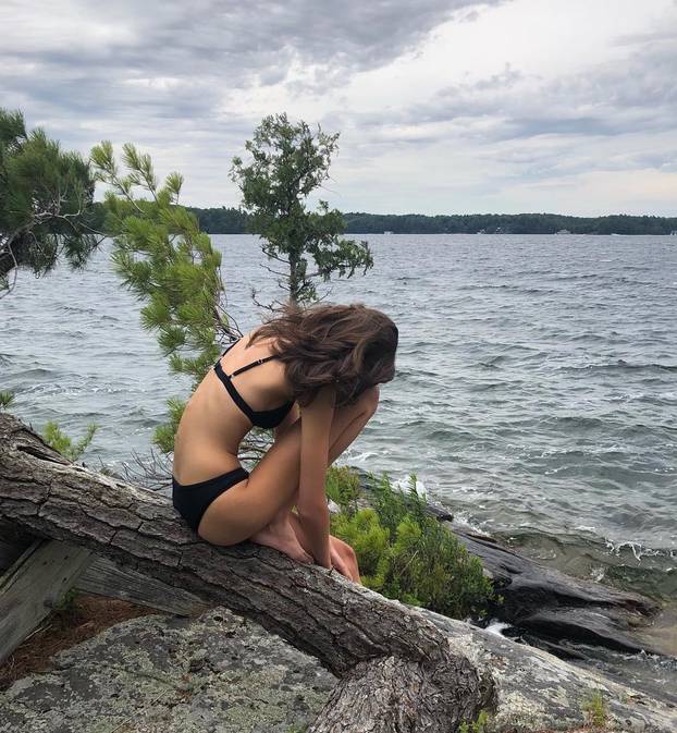 FOTO Lijepa Kaia Gerber otkrila guzu u 'goloj' haljini, izvirile i tange koje je pokušala skriti