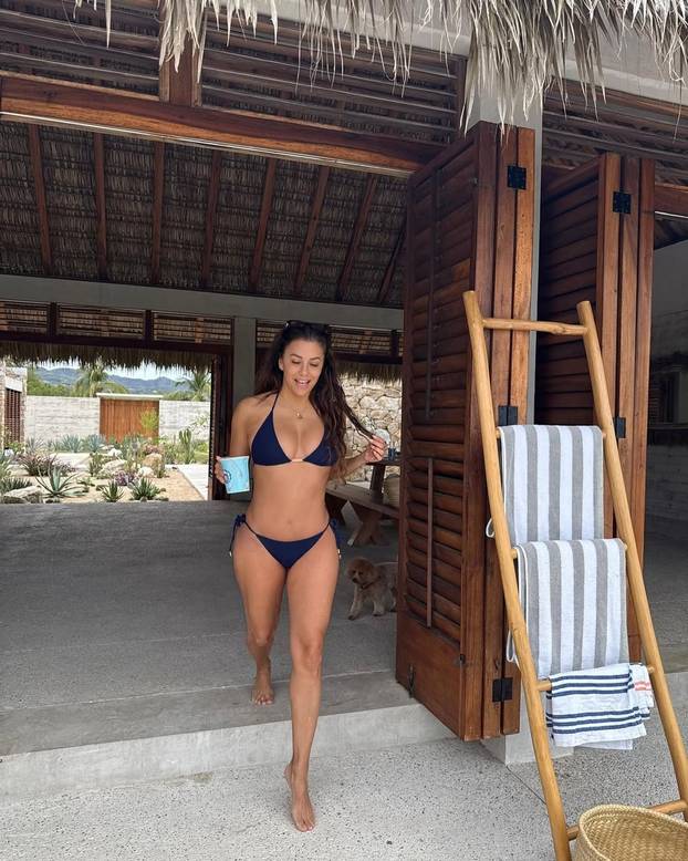 FOTO Mali rozi bikini i isklesana figura! Seksi 'kućanica' na plaži