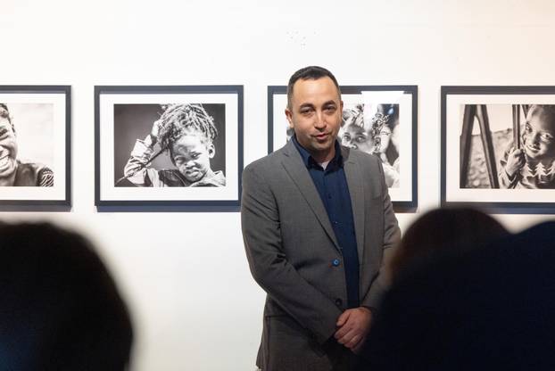 Osijek: Svečano otvorenje izložbe fotografija fotoreporterke Pixsella Emice Elveđi "Srce za Afriku"