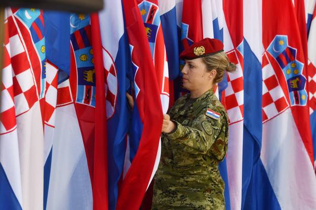 Knin: Ure?enje Trga Oluje za sutrašnju proslavu