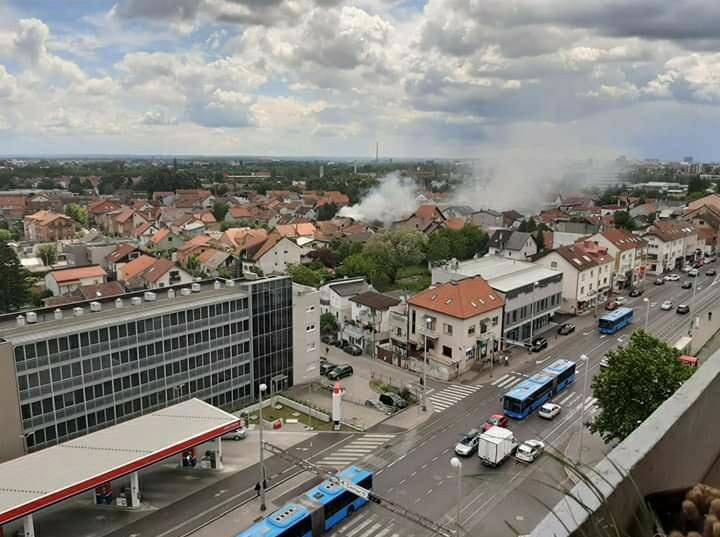 Buknula kuća u Dubravi, gasilo je 20 vatrogasaca sat vremena