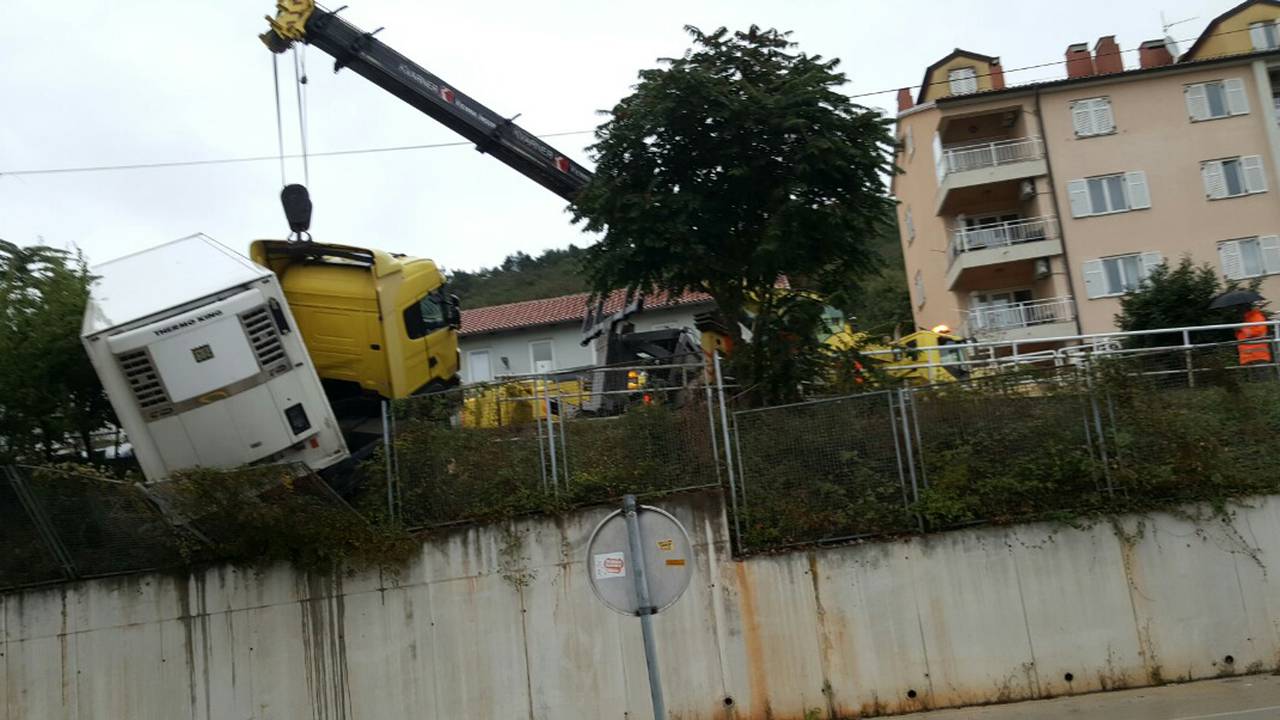 Kamion sletio s ceste i popeo se na ogradu trgovačkog centra