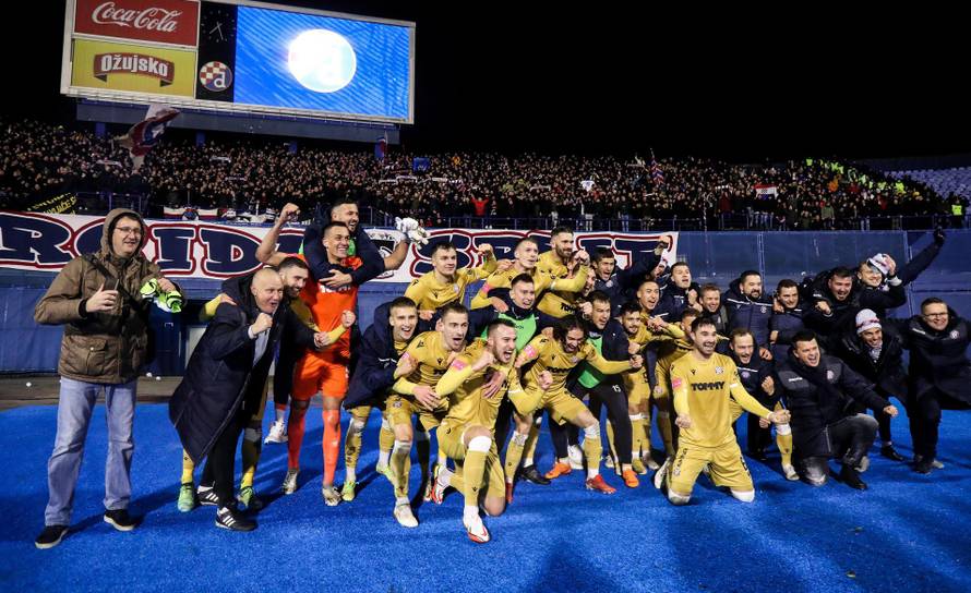 Hajduku pripao derbi: Livaja i Sahiti srušili Dinamo, Maksimirom letjele baklje