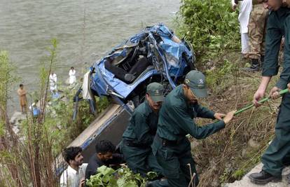 Vozač busa izbjegavao ovce i sletio u rijeku, poginulo 25 ljudi