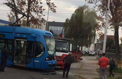 Izbacio ga iz tračnica: Kamion se zabio u tramvaj na Žitnjaku