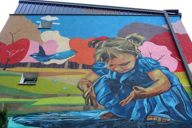 Na osnovnoj školi u Dugoj Resi oslikan je mural pod nazivom "Vrijeme brzo leti"