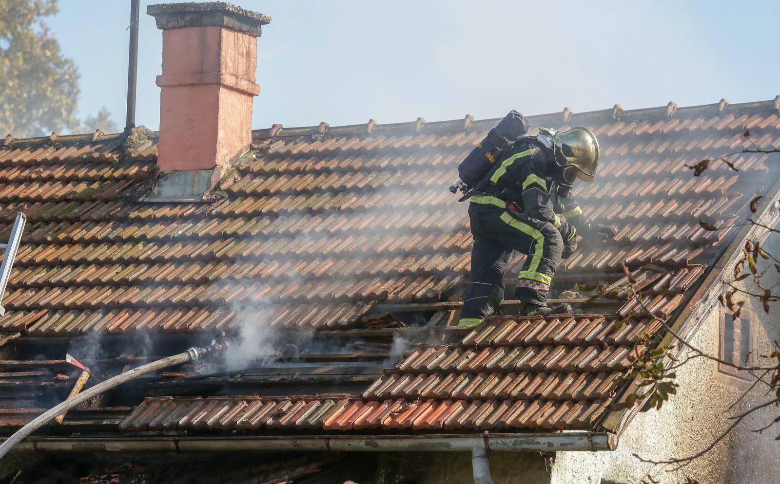 Zapalila se kuća u Buzinu: U požaru je ozlijeđeno troje ljudi