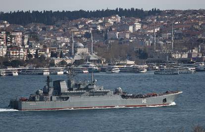 Ukrajinci pogodili dva ruska bojna broda u napadu na Krim