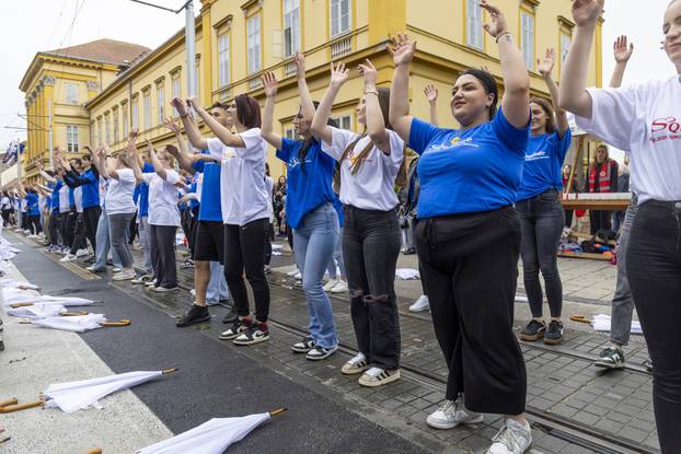 Osječki maturanti unatoč lošem vremenu plesali quadrillu u centru grada