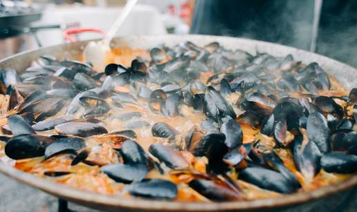 Dagnje na buzaru s pršutom