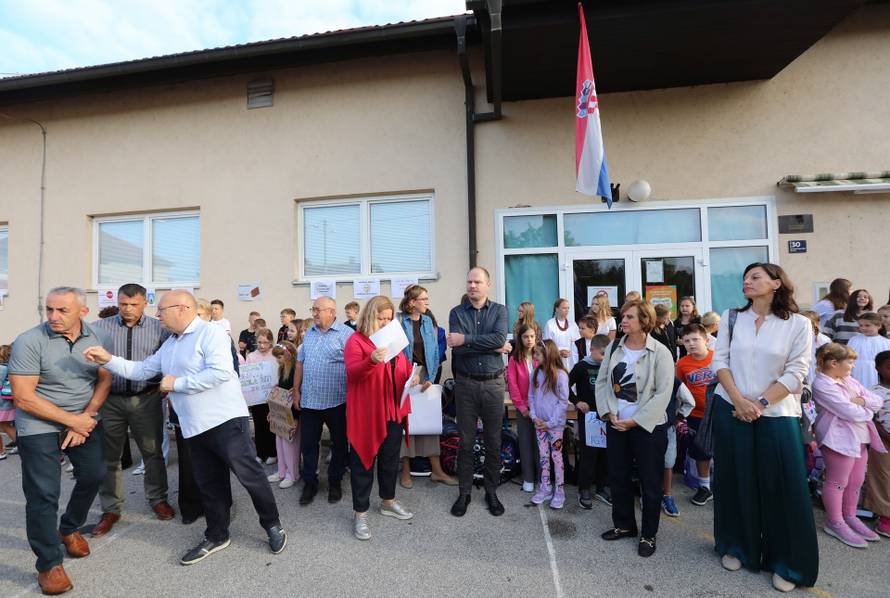 Zagreb: Prosvjed roditelja i djece Donjeg Dragonošca koja nastavu pohađaju u vatrogasnom domu