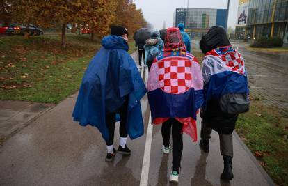 Unatoč kiši: Na dan sjećanja u Vukovar od ranog jutra pristižu brojni domoljubi iz Hrvatske