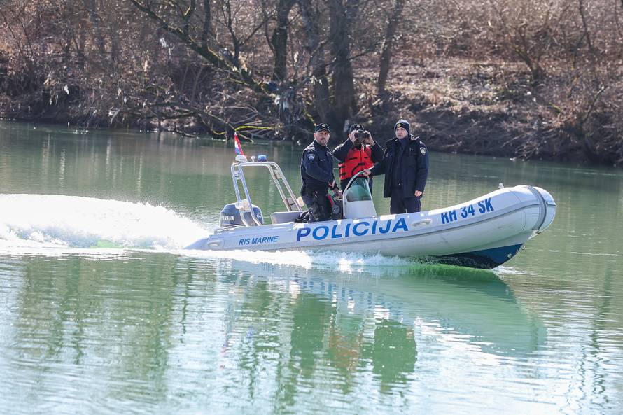 24sata Hrvatska Kostajnica: Policajci koji su prvi pronašli migrante koji su spašeni iz rijeke Une