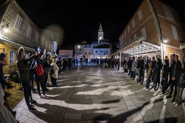 Jelsa: Ispraćaj jelšanskog križa i početak procesije "Za križen"