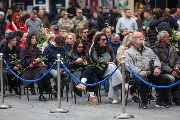 Komemoracija za Halida Bešlića u sarajevskom Narodnom pozorištu