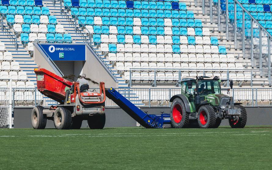 Radi se punom parom! Na Opus Areni počela zamjena travnjaka