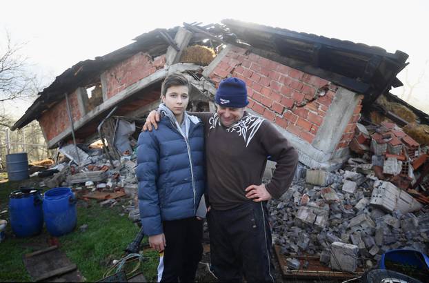 Novo Selo Glinsko: Uplakani stanovnici ispred svojih razrušenih kuća 