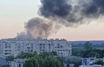 VIDEO Crni dim nad Zagrebom: Gorio je napušteni objekt, zapalile se palete s lateksom