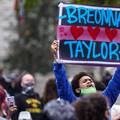 Trojica policajaca oslobođeni krivnje za smrt Breonne Taylor, u Louisvilleu prosvjeduju