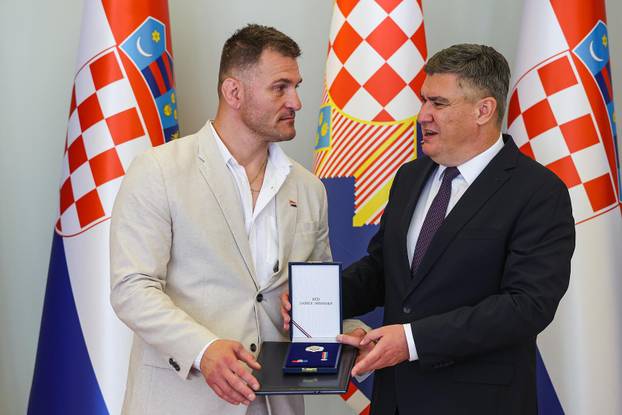 Zagreb: Predsjednik Zoran Milanović uručio je odlikovanje Stipi Miočiću