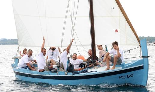 FOTO Čuvari stoljetne tradicije: Drveni brodovi utrkivali se na 'Regati za dušu i tilo' u Betini