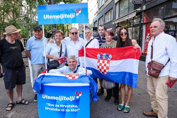 Zagreb: HDZ na Trgu organizirao dijeljenje hrvatskih zastava građanima