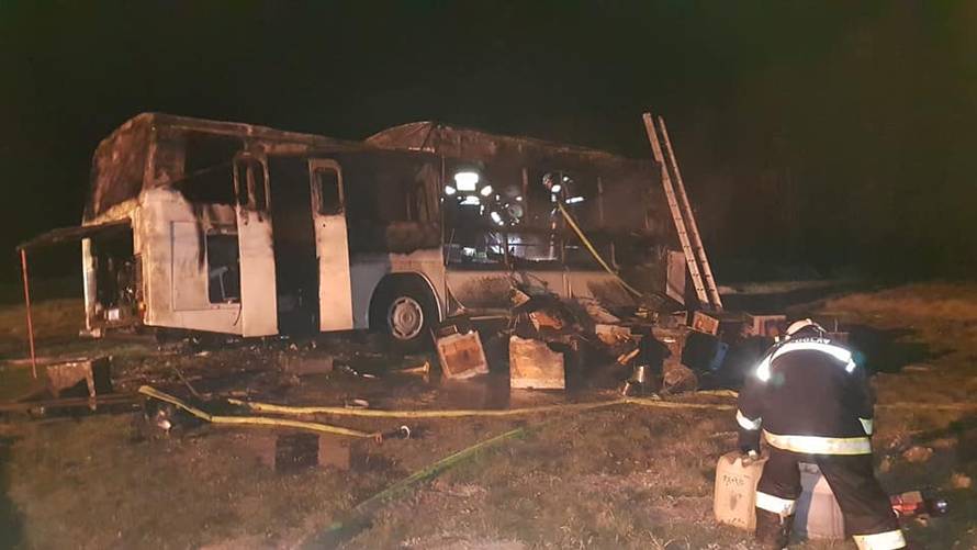 Vario je autobus s košnicama pa se zapalio: Jedva preživio...