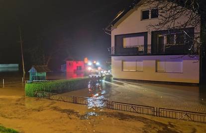 FOTO Kaos u Orahovici: 'Obilna kiša poplavila sve. Voda došla i do prvih kuća, evakuiraju ljude'
