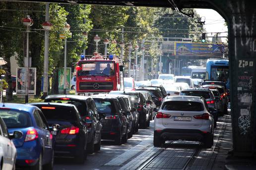 Kaos na Savskoj: Kamion zapeo za tramvajske žice i blokirao sve