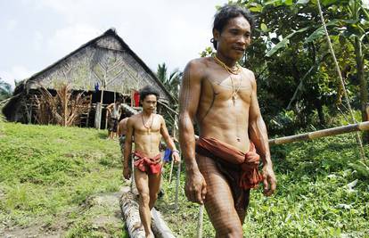 Mentawai pleme turpija zube i ukrašava svoj dom lubanjama