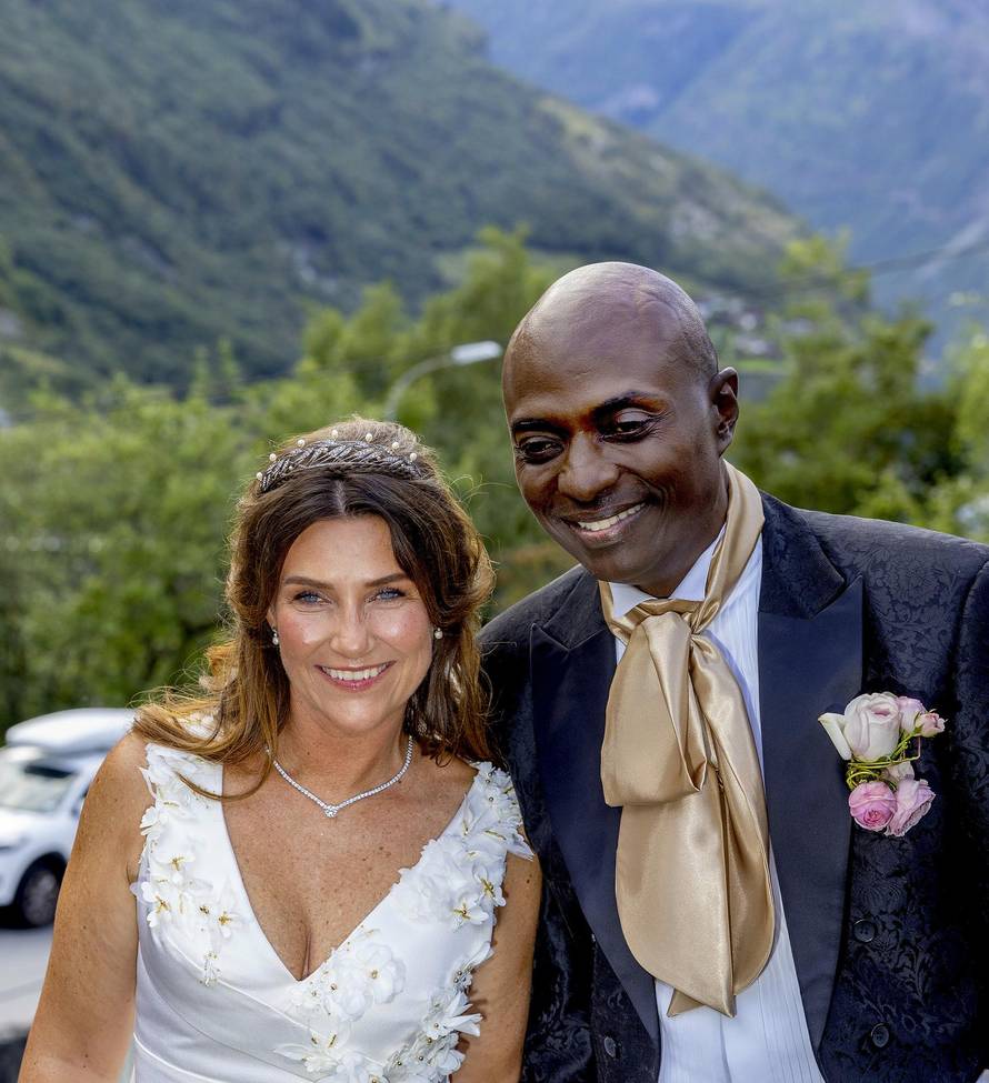 Bridal couple princess Märtha Louise and Mr. Durek Verrett greet the crowd