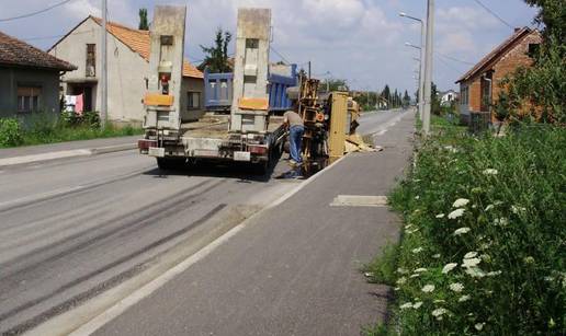 Kamion je s labudice zbog kočenja ispao na cestu