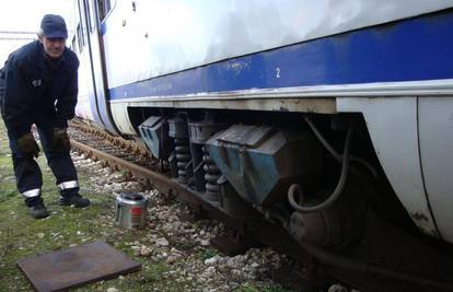 Vlak je udario u snježni nanos, nitko nije ozlijeđen