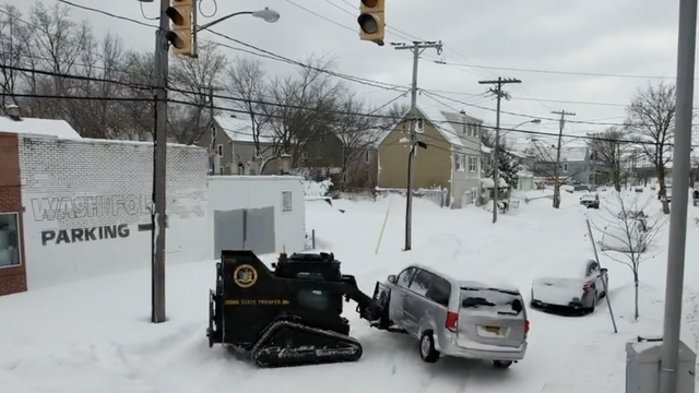 Rook protiv snijega: Ovako policija iz Buffala uklanja vozila sa snijegom zatrpanih cesta