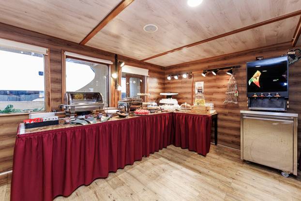 FOTO Zavirite u prvi brod-hotel u Hrvatskoj: Noćenje na ovom brodu u Rijeci ima posebnu čar