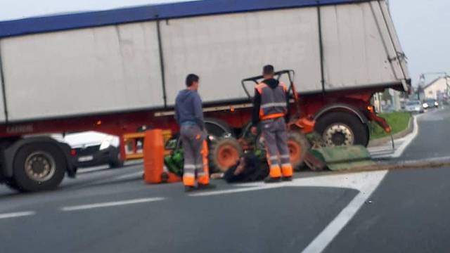 Sudarili su se kamion i traktor: Vozač traktora lakše ozlijeđen