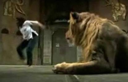 Lav napao ženu za vrijeme fotografiranja za novine