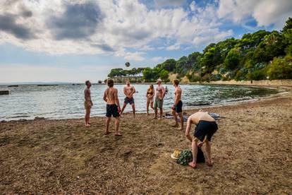 FOTO Nema jeseni za Splićane: Na Firulama i dalje ima kupača