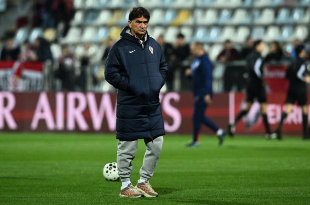 Rijeka: Zagrijavanje nogometaša uoči početka utakmice između Hrvatske i Farskih otoka u kvalifikacijama za FIFA Svjetsko prvenstvo